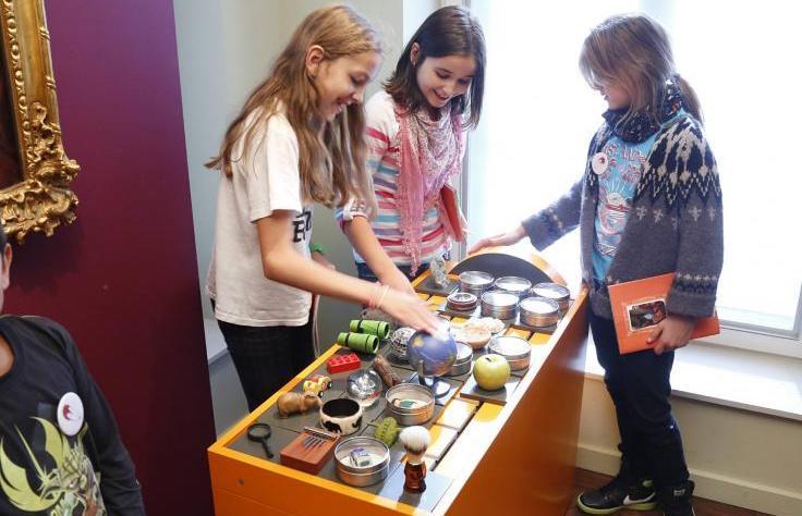 Ein Foto zeigt Kinder bei den Angeboten der Kinderspur in der Ausstellung Sammler und Stifter