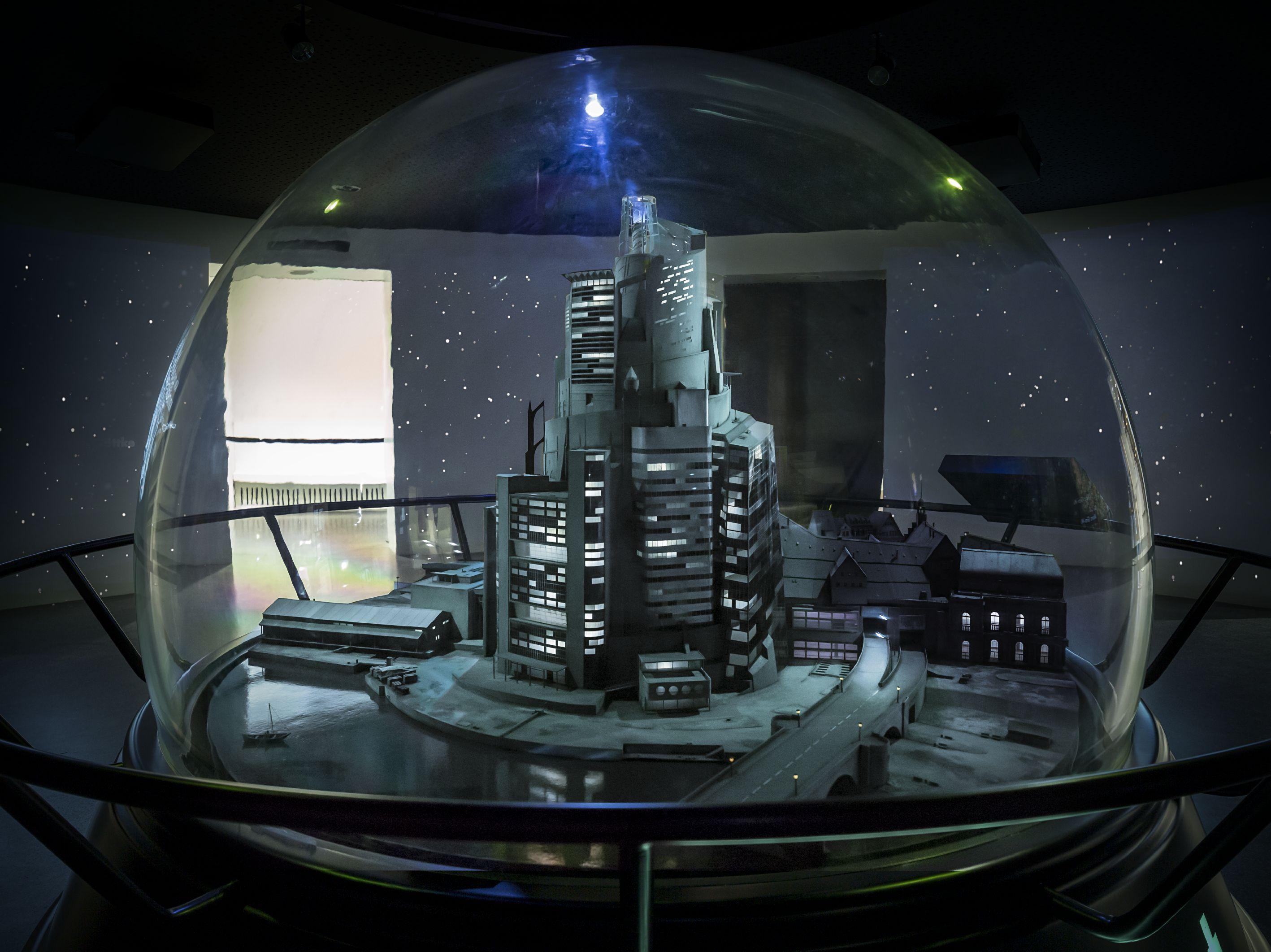 Das Foto zeigt das Modell der Geldstadt in der Schneekugel im Museum.