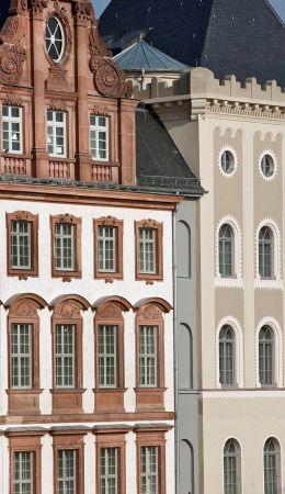 Das Foto zeigt eine Außenaufnahme des Historischen Museums, man sieht den Bernusbau und den Burnitzbau.